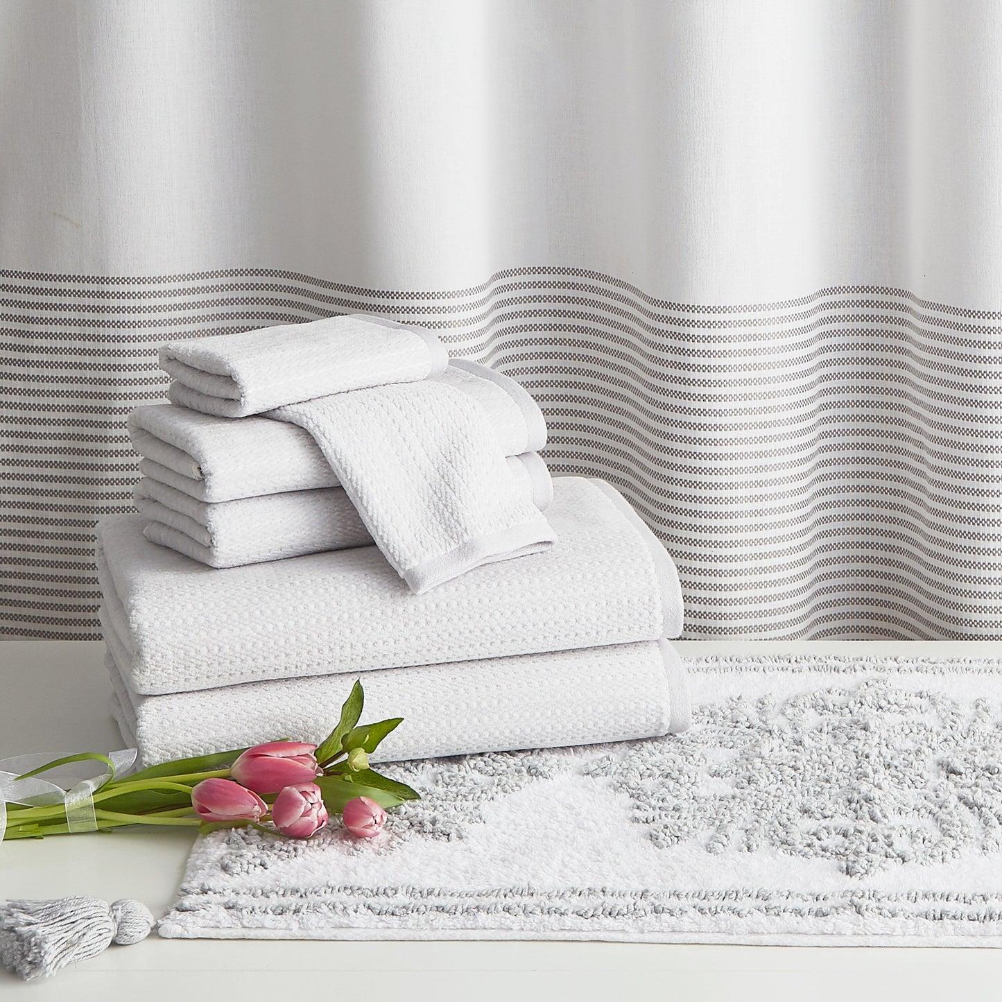 Tenda da doccia moderna a righe con nappe Onassis di Porch &amp; Den