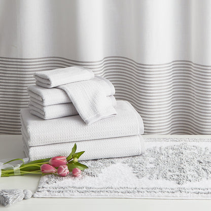 Tenda da doccia moderna a righe con nappe Onassis di Porch &amp; Den