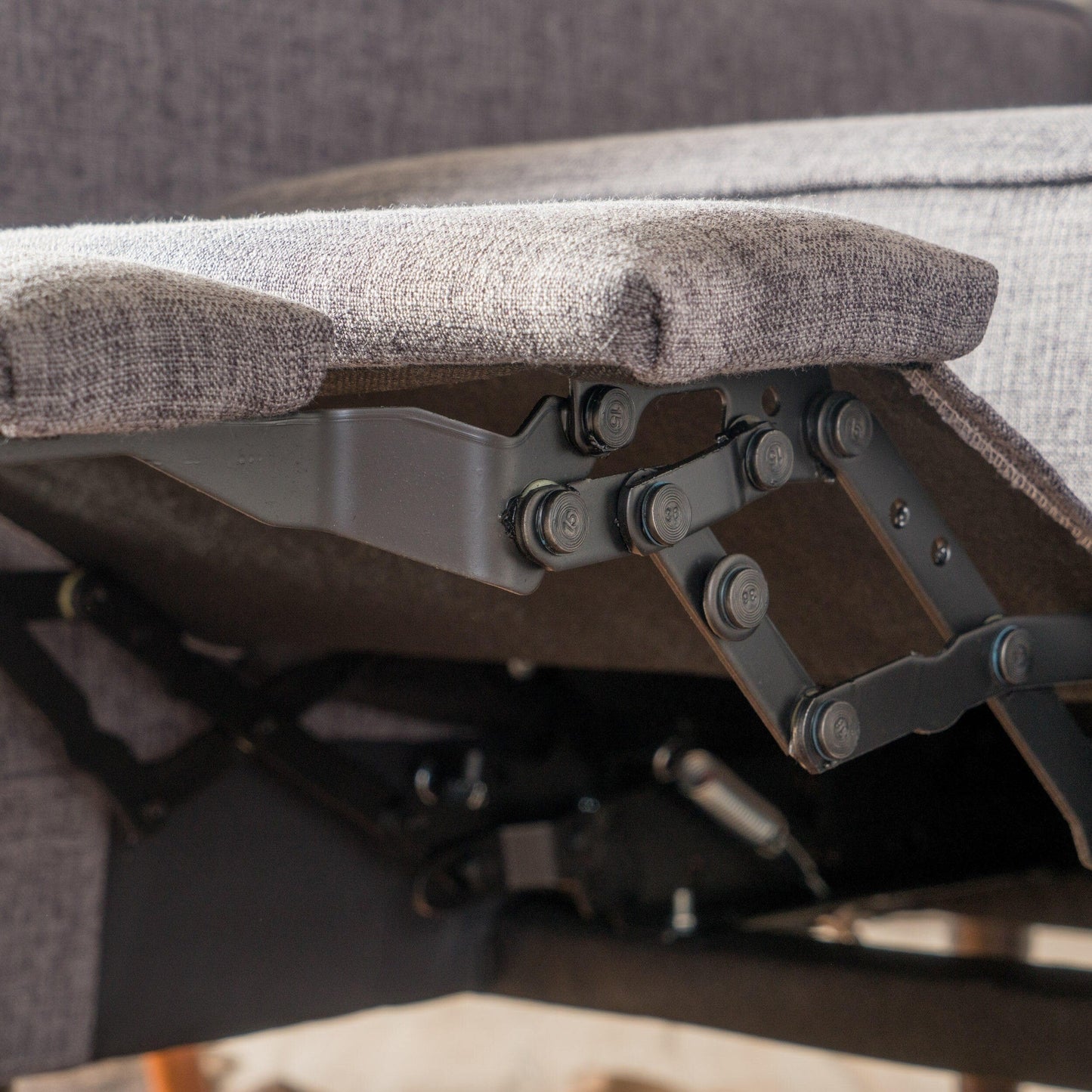 Poltrona reclinabile Mervynn Mid-Century Modern con bottoni in tessuto trapuntato di Christopher Knight Home