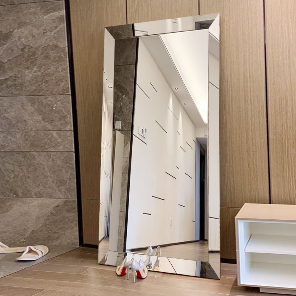 Specchio da parete a figura intera in argento riflettente smussato ed elegante, metallizzato