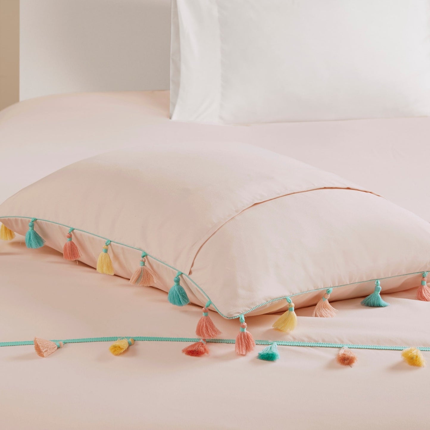 Set di trapunta con nappe Tanya per bambini di Intelligent Design con cuscino a forma di cuore