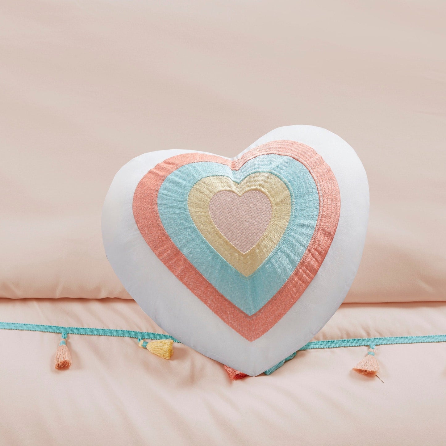 Set di trapunta con nappe Tanya per bambini di Intelligent Design con cuscino a forma di cuore