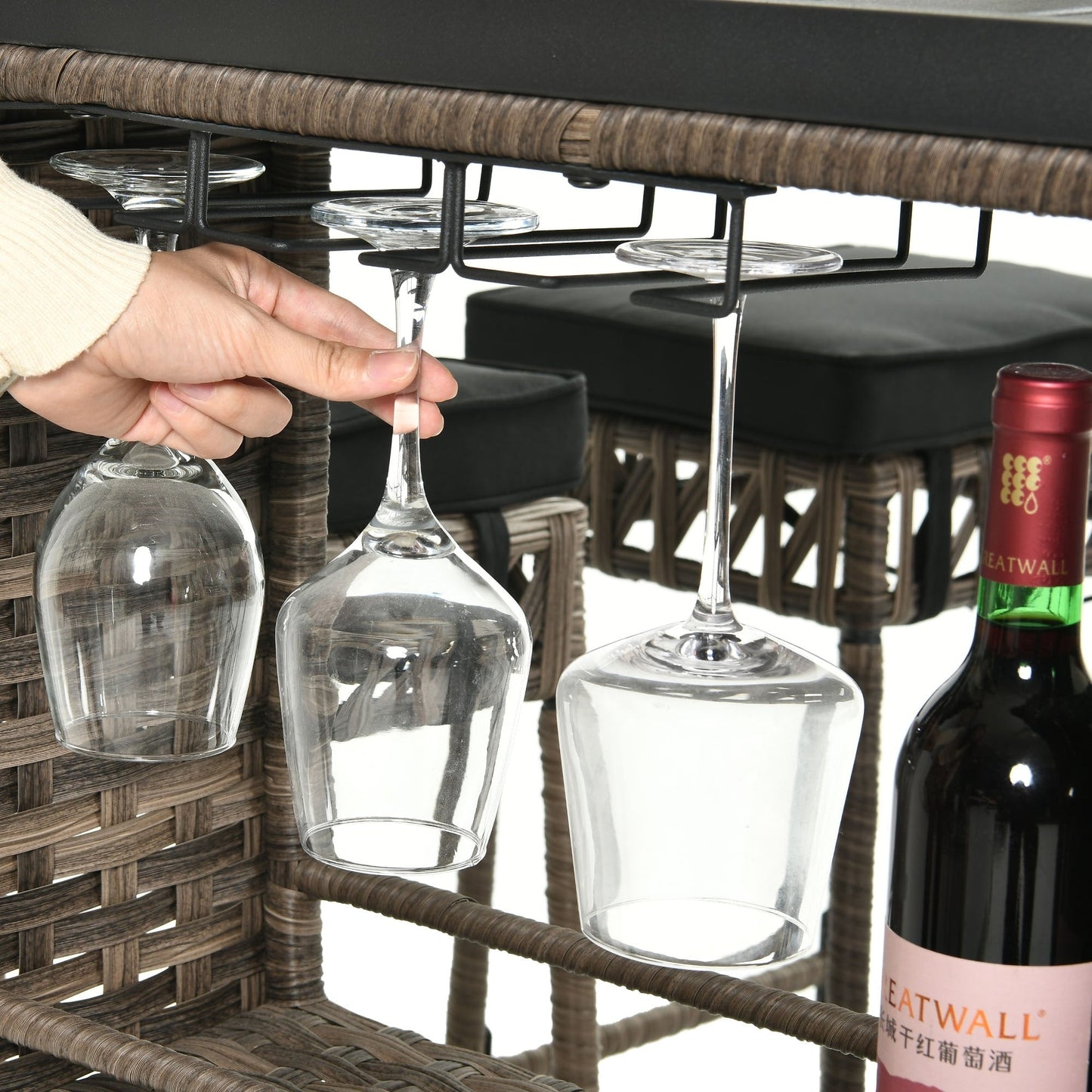 Set da bar in vimini e rattan Moasis da 5 pezzi, mobili da pranzo per patio con portabicchieri e 4 sgabelli da bar imbottiti