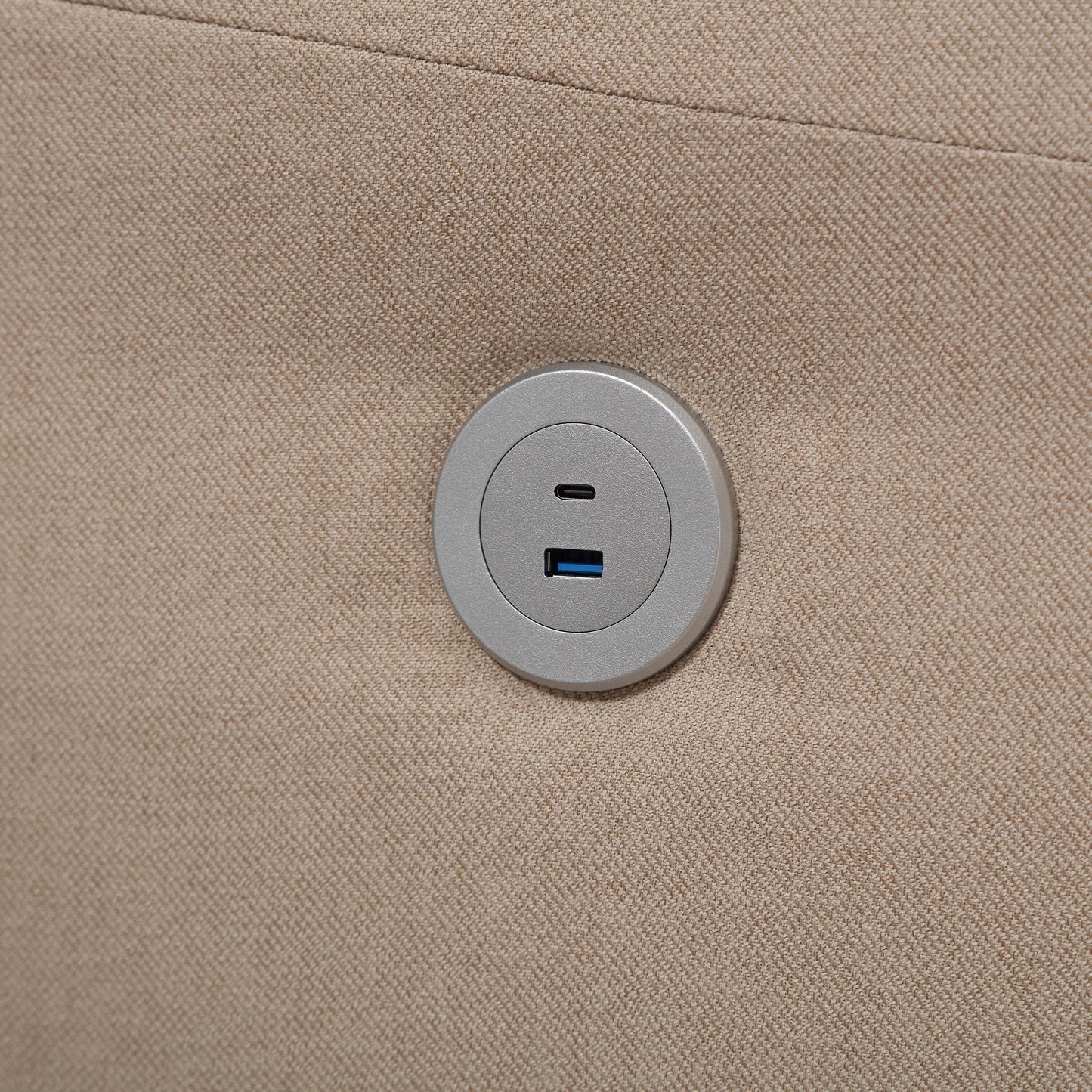 Divano moderno a 3 posti con 79 bottoni, rivestimento in lino trapuntato, 2 porte USB e piedino quadrato in plastica solida