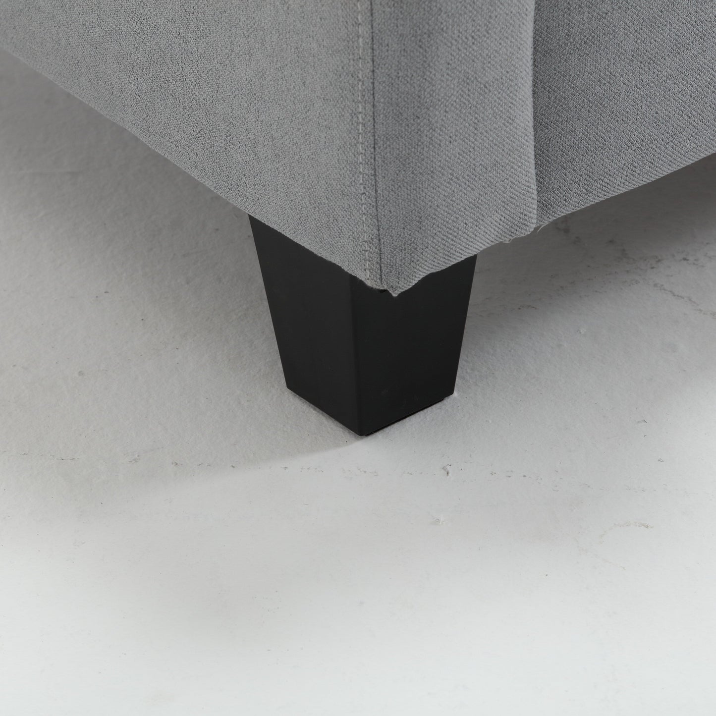 Divano moderno a 3 posti con 79 bottoni, rivestimento in lino trapuntato, 2 porte USB e piedino quadrato in plastica solida