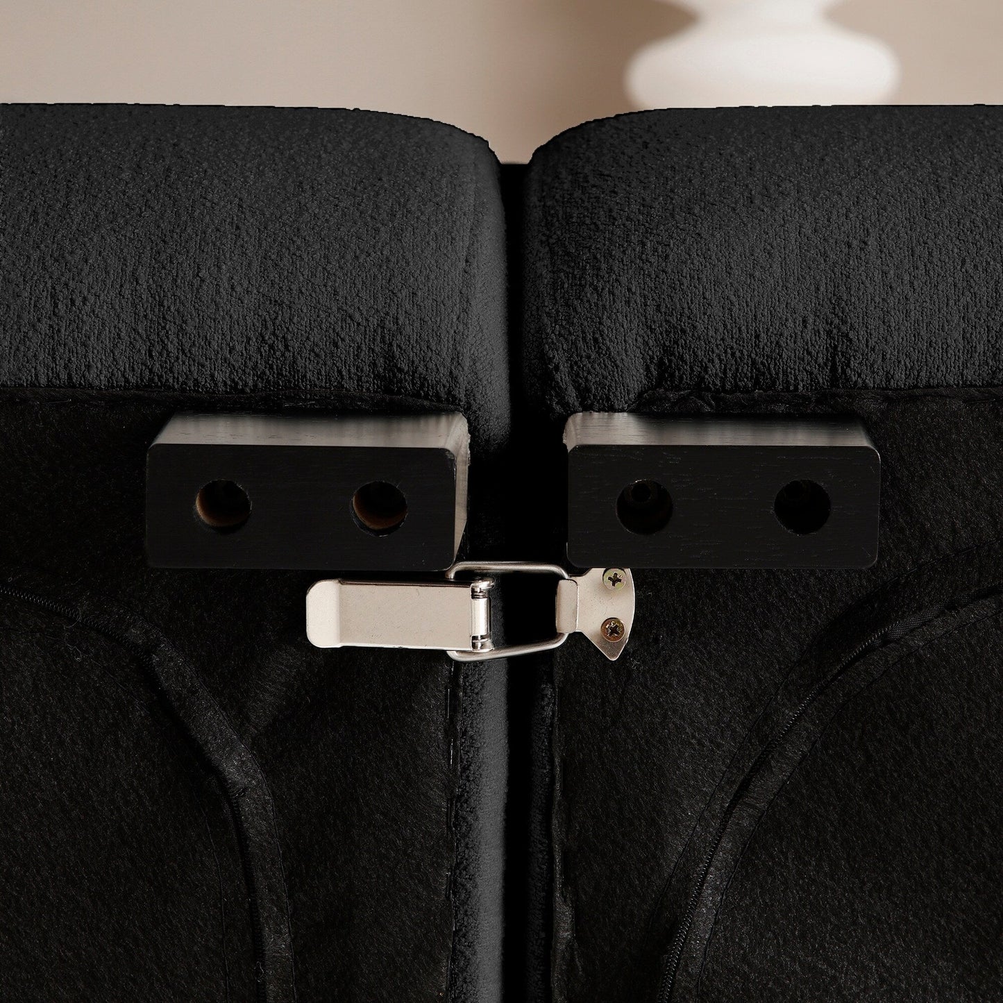 Divano moderno Teddy 81.48 a 3 posti con seduta profonda, gambe in legno e rivestimento per soggiorno