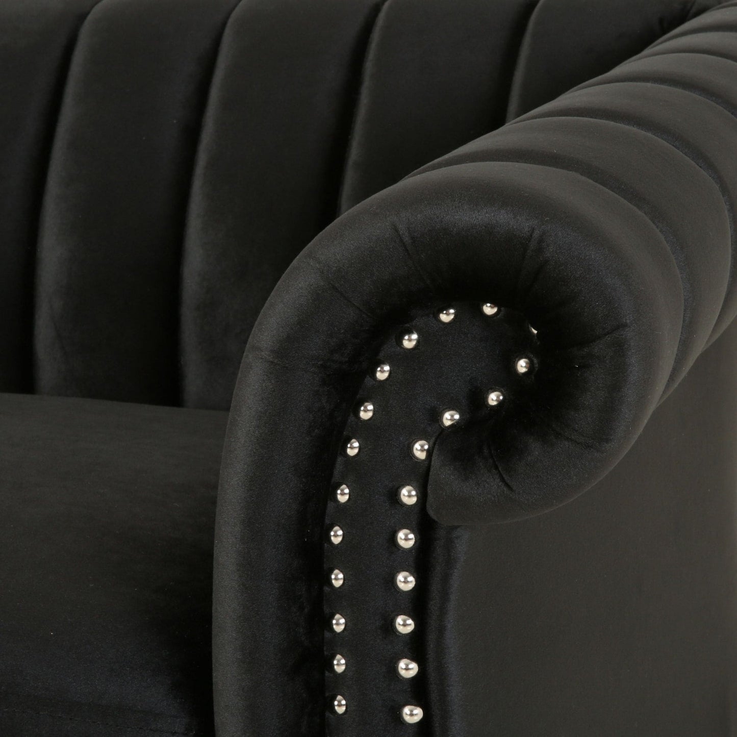 Divano moderno in velluto a 3 posti con braccioli arrotolati, capitonné, finiture con borchie e schienale curvo per soggiorno