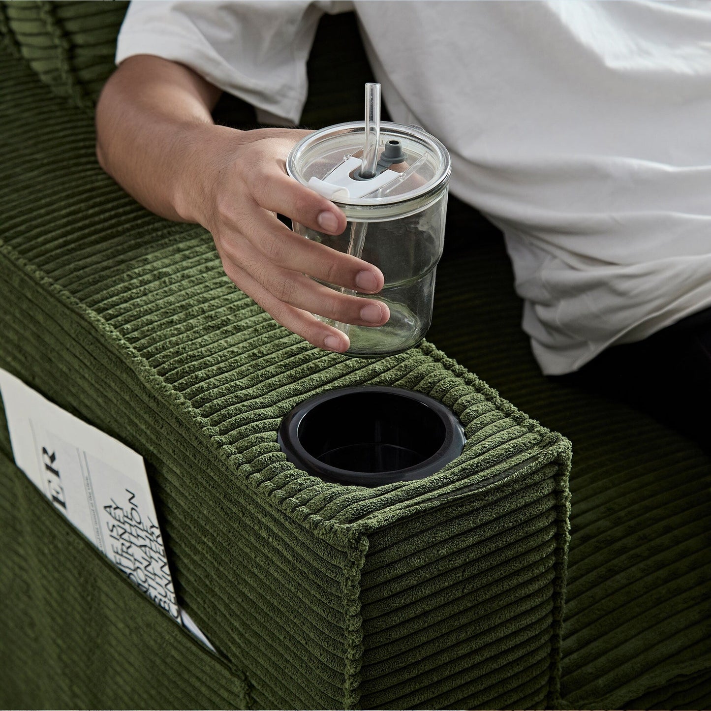 Divano moderno a 3 posti in velluto a coste 87.4 con seduta profonda, portabicchieri e borse portaoggetti per soggiorno