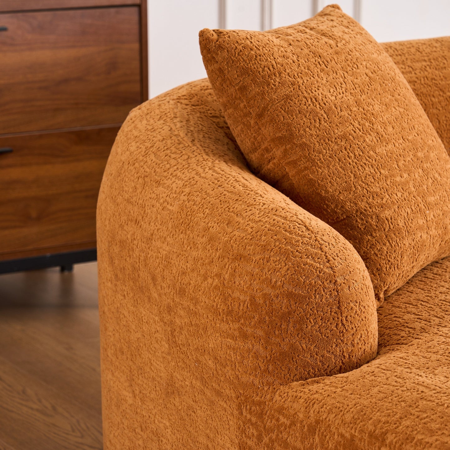 Divano componibile moderno a L in ciniglia con chaise longue curva e 4 cuscini per soggiorno