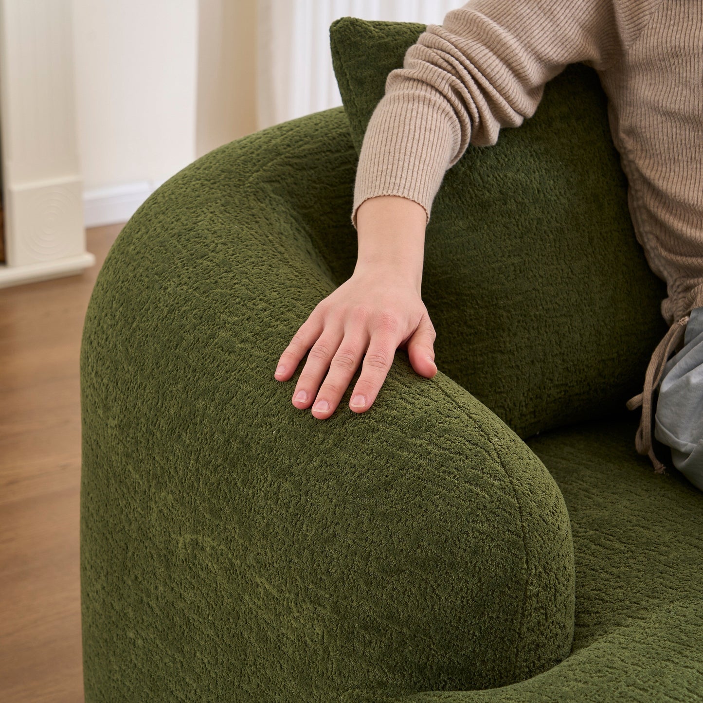 Divano componibile moderno a L in ciniglia con chaise longue curva e 4 cuscini per soggiorno