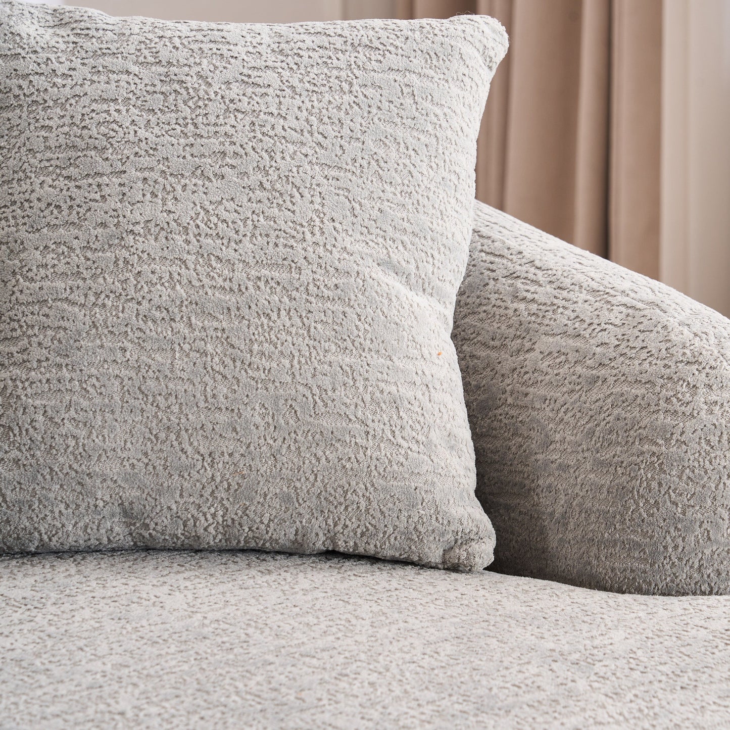 Divano componibile moderno a L in ciniglia con chaise longue curva e 4 cuscini per soggiorno