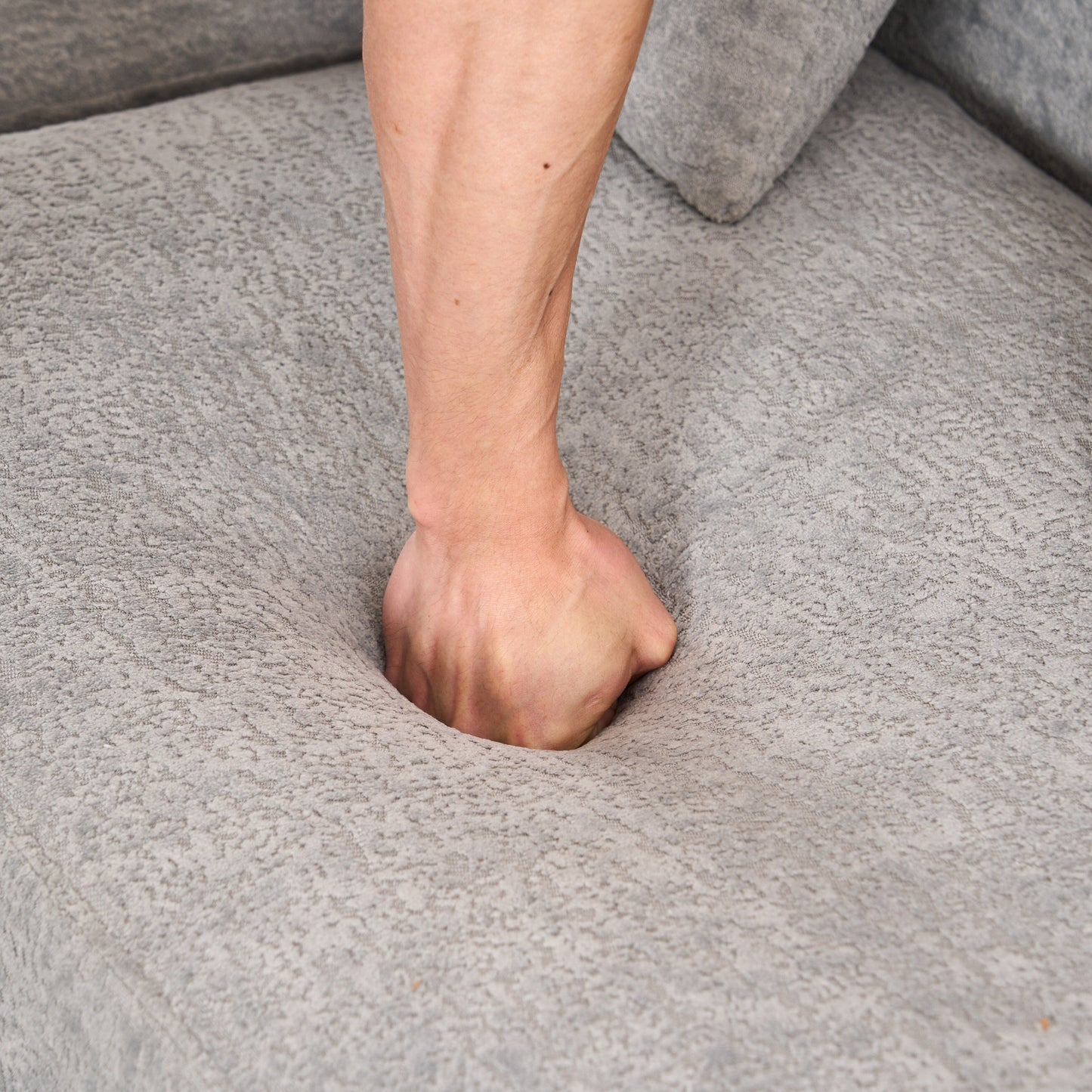 Divano componibile moderno a L in ciniglia con chaise longue curva e 4 cuscini per soggiorno