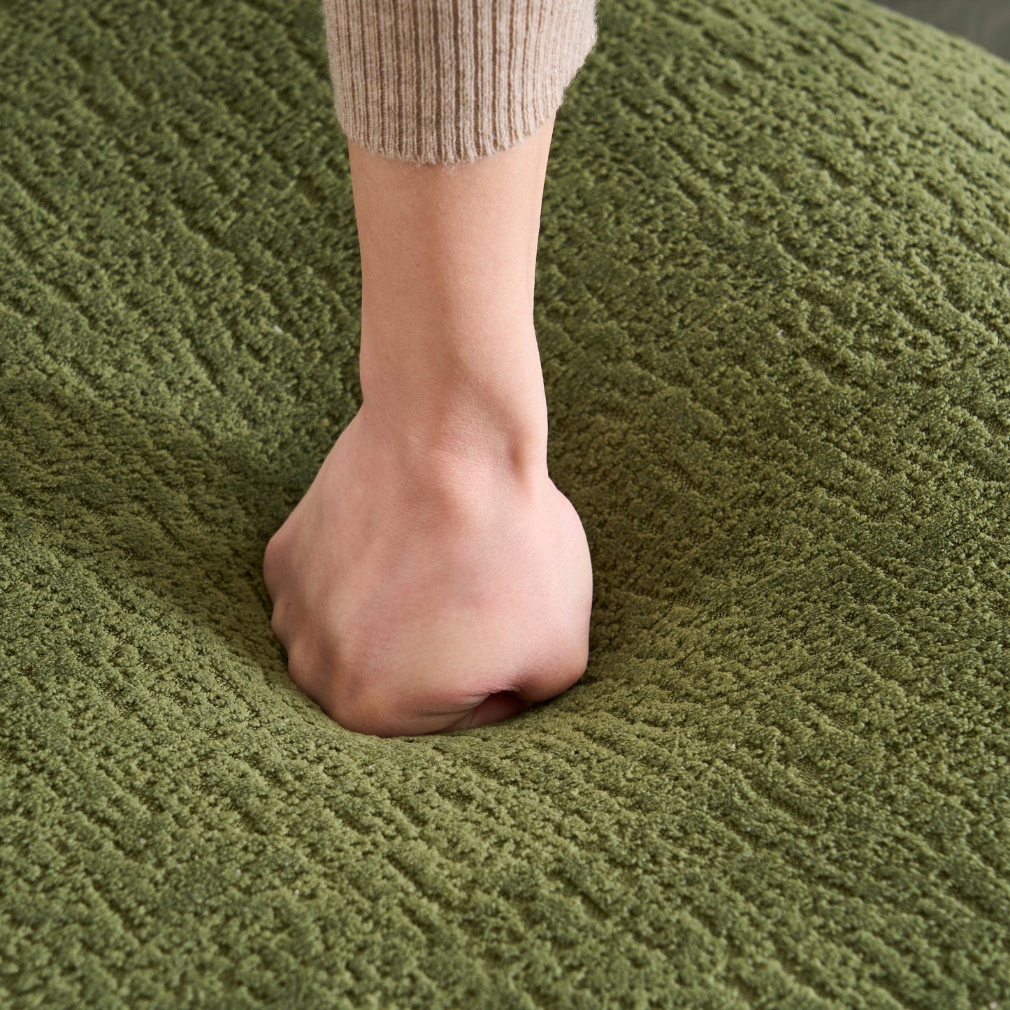 Divano componibile moderno a L in ciniglia con chaise longue curva e 4 cuscini per soggiorno