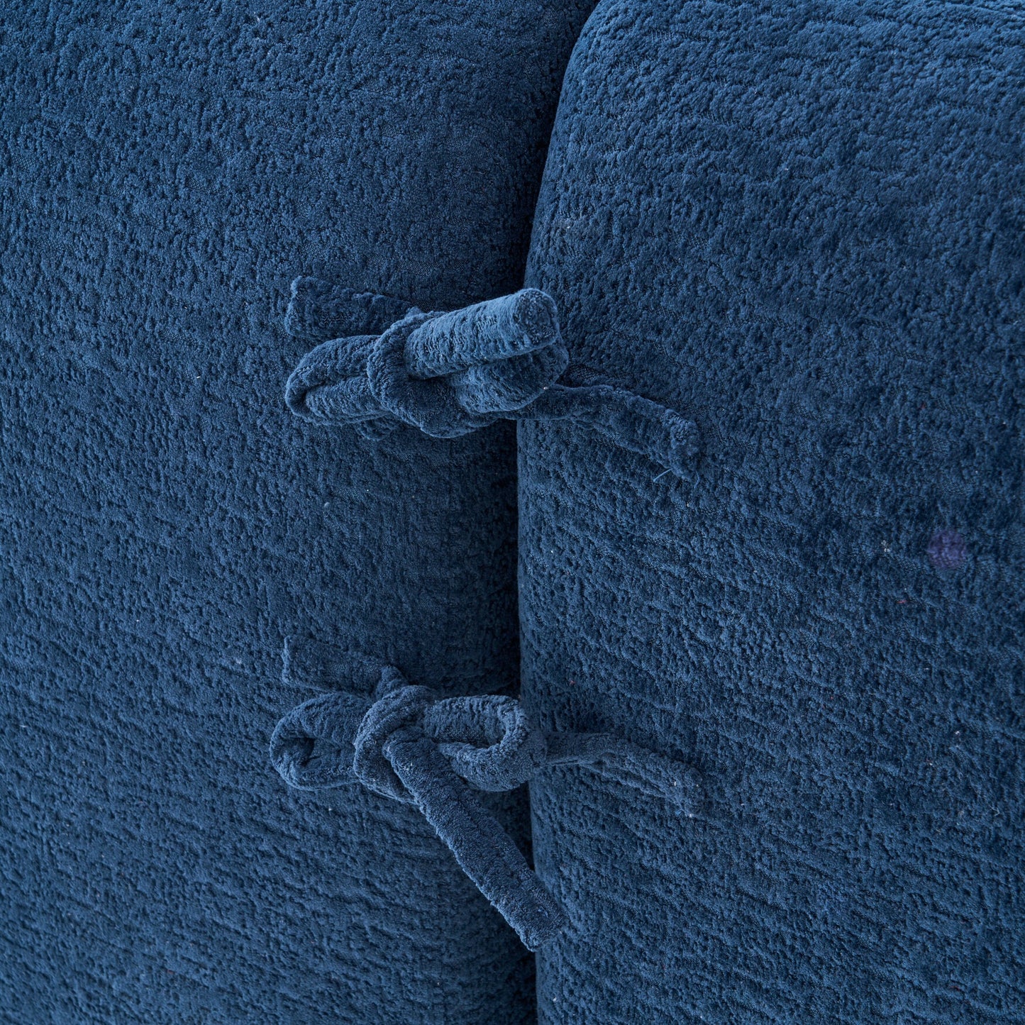 Divano componibile moderno a L in ciniglia con chaise longue curva e 4 cuscini per soggiorno