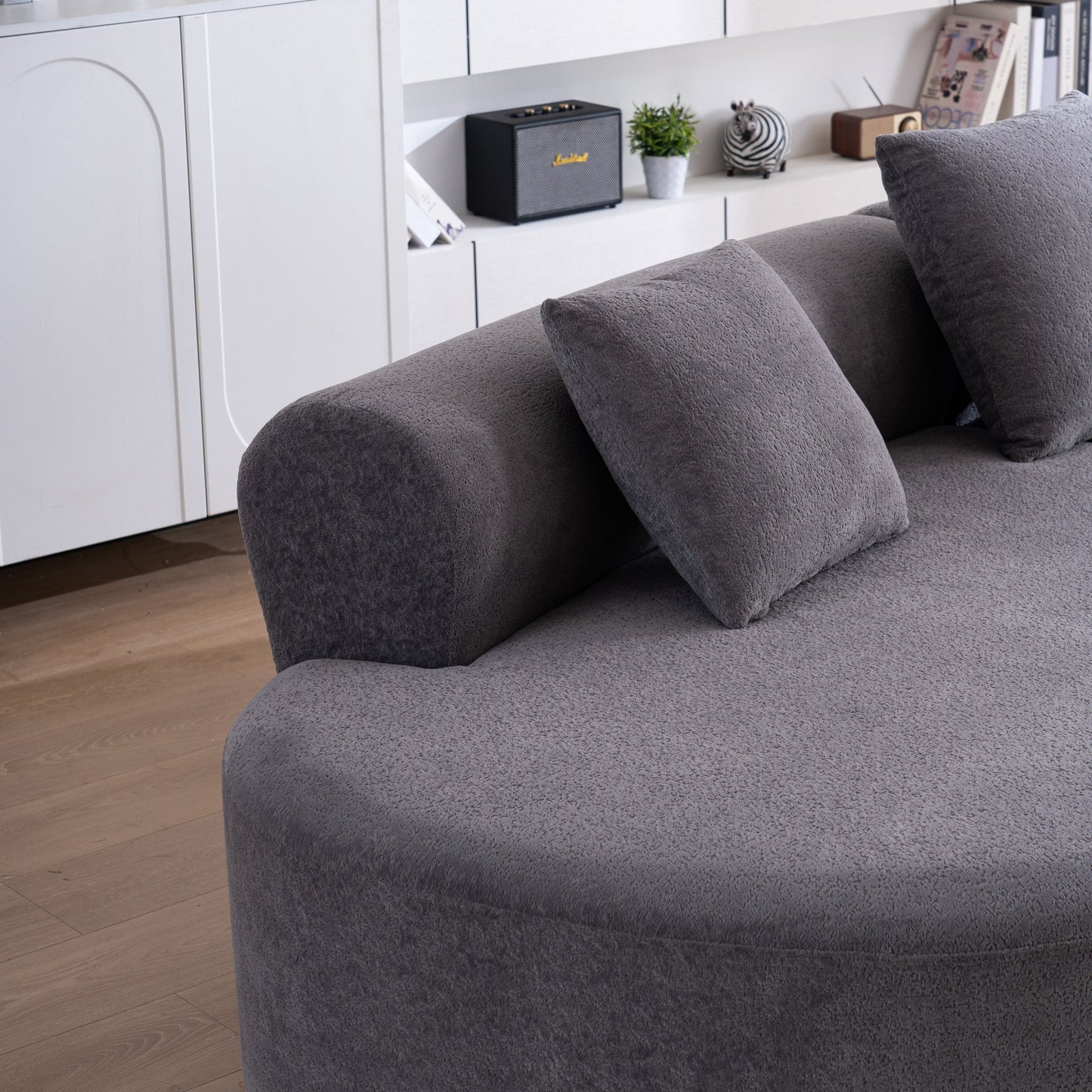 Divano moderno con seduta profonda in memory foam curvo