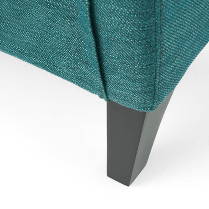 Poltrona reclinabile moderna imbottita in tessuto con poggiapiedi, dettagli con borchie e gambe in legno di betulla