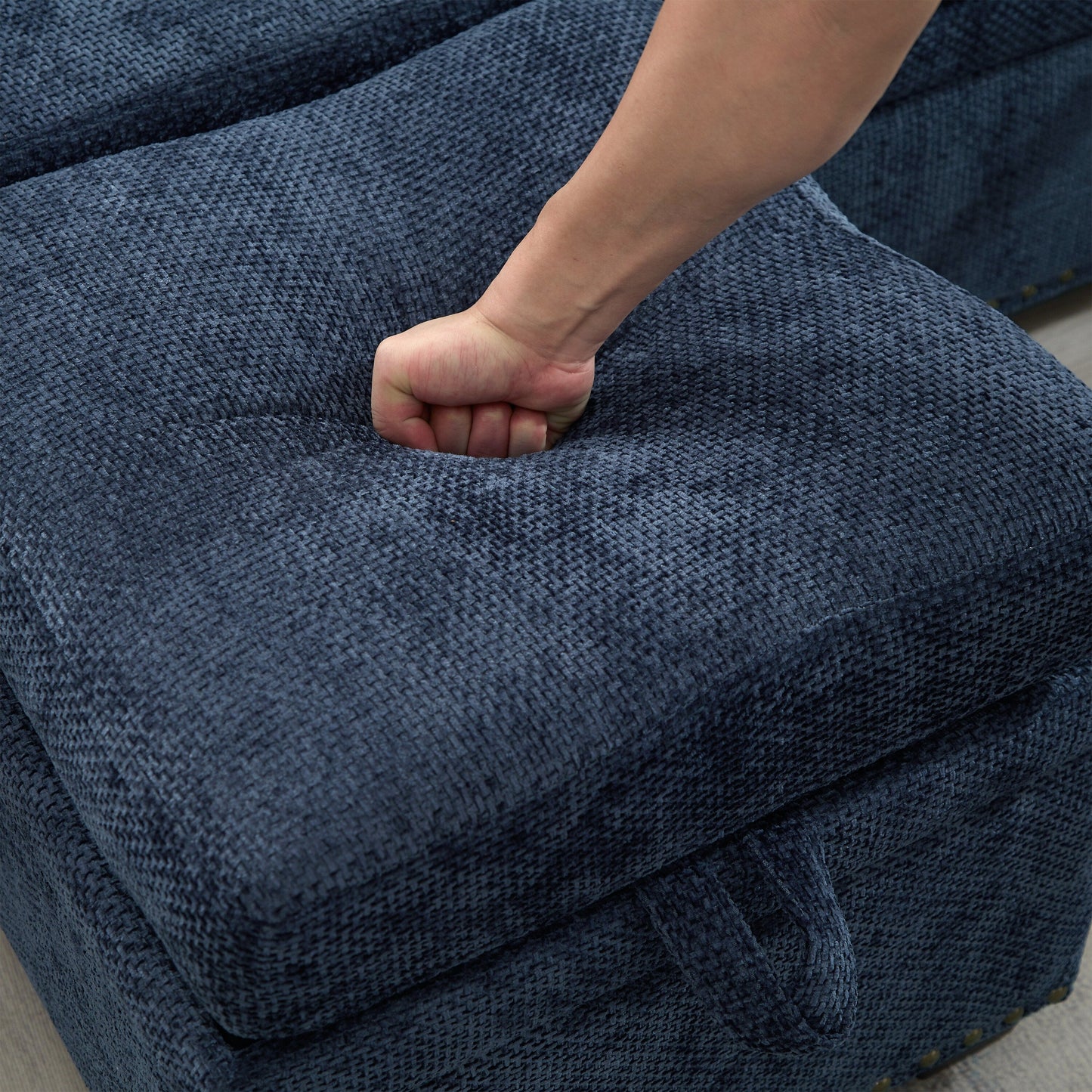Divano componibile moderno a L in ciniglia con divano letto estraibile, sedute contenitore, pouf e 2 cuscini per soggiorno