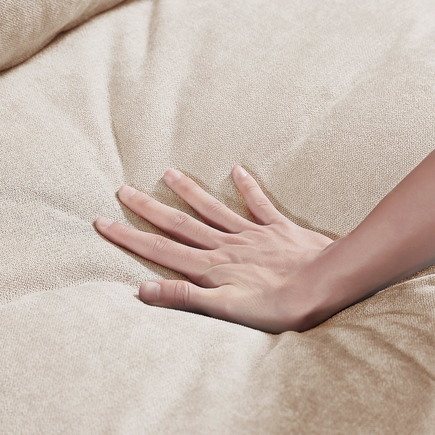 Divano componibile moderno a forma di L imbottito in piume con chaise longue reversibile e cuscini per soggiorno