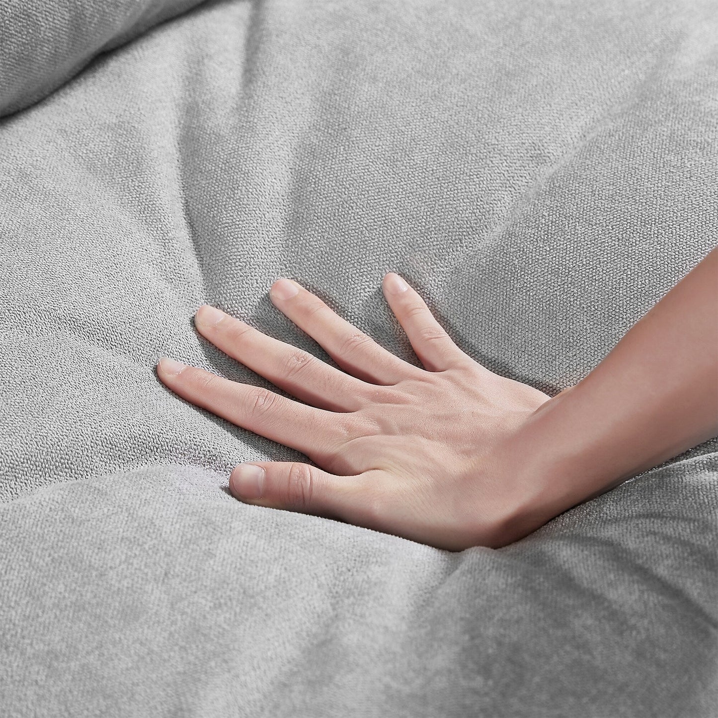 Divano componibile moderno a forma di L imbottito in piume con chaise longue reversibile e cuscini per soggiorno