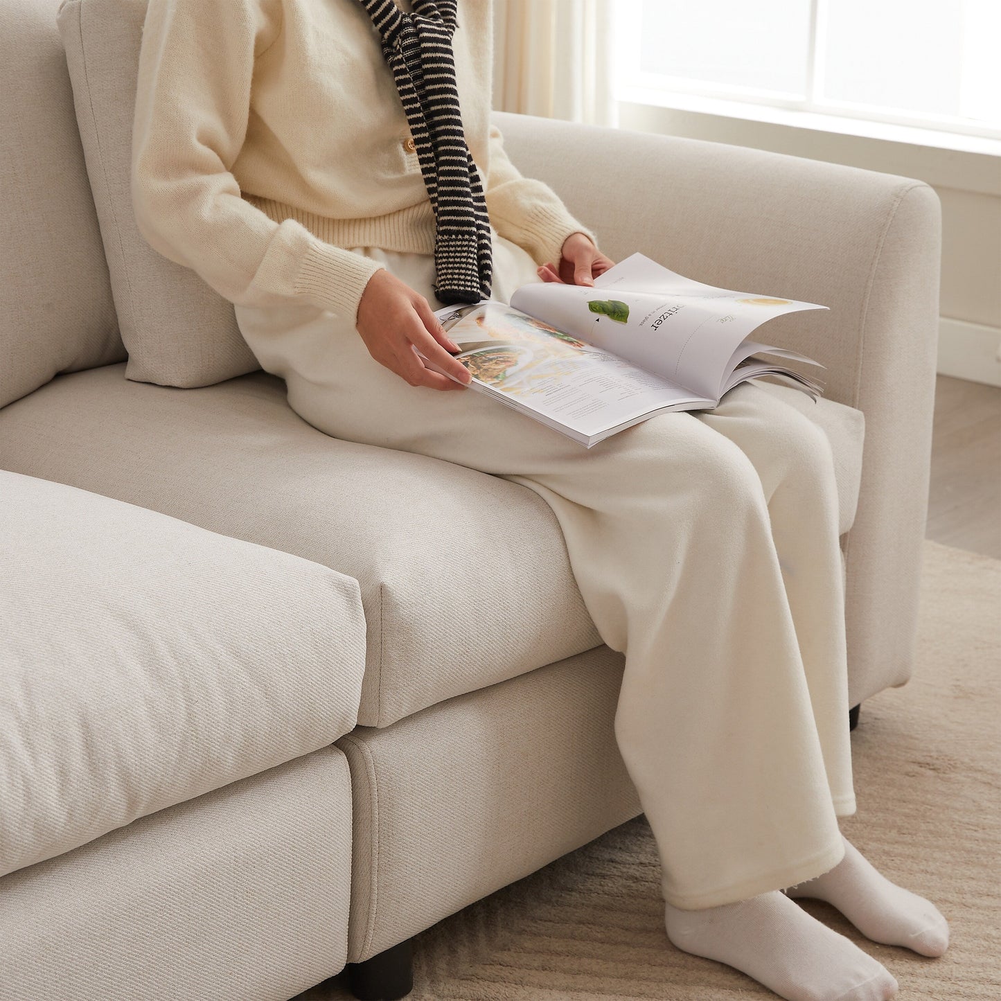 Divano componibile moderno a L con pouf, 3 cuscini e 3 cuscini per soggiorno