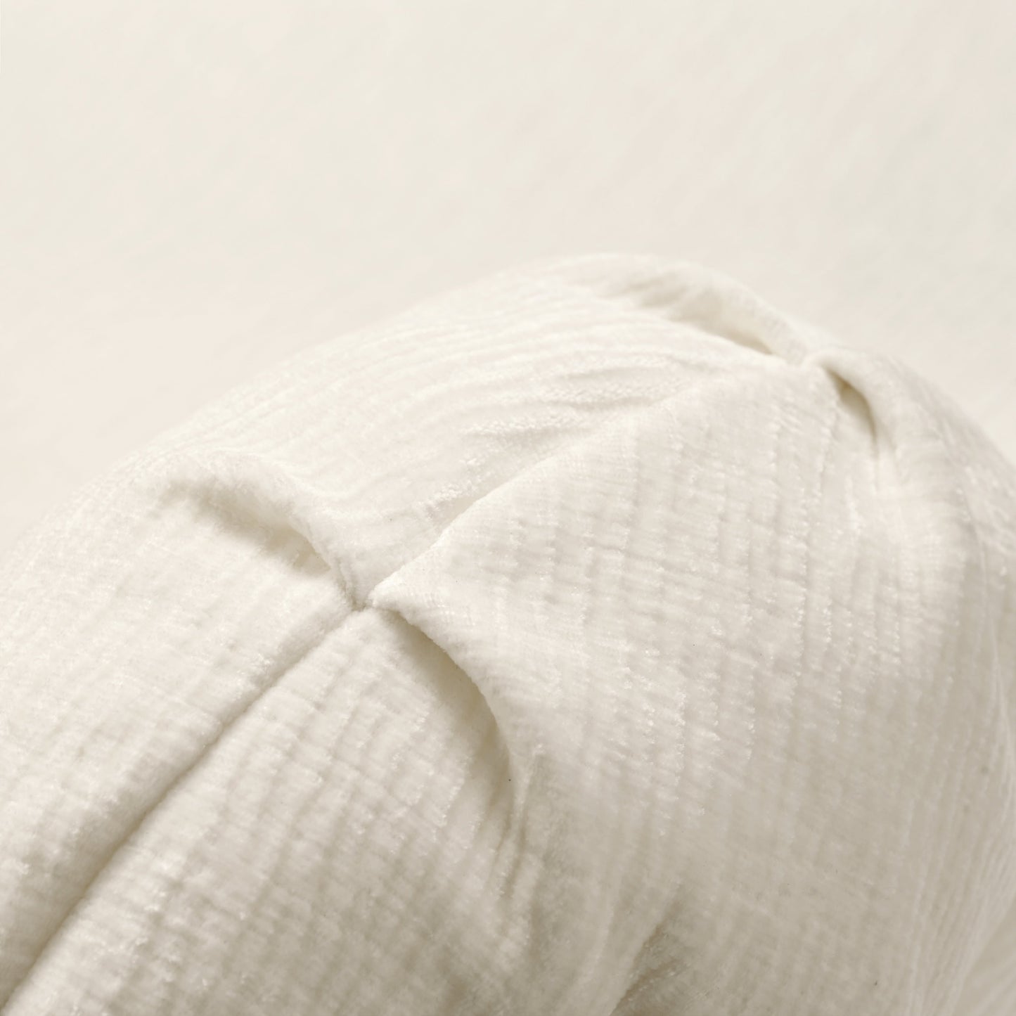 Divano componibile moderno oversize curvo a 4 posti con 3 cuscini rotondi per soggiorno