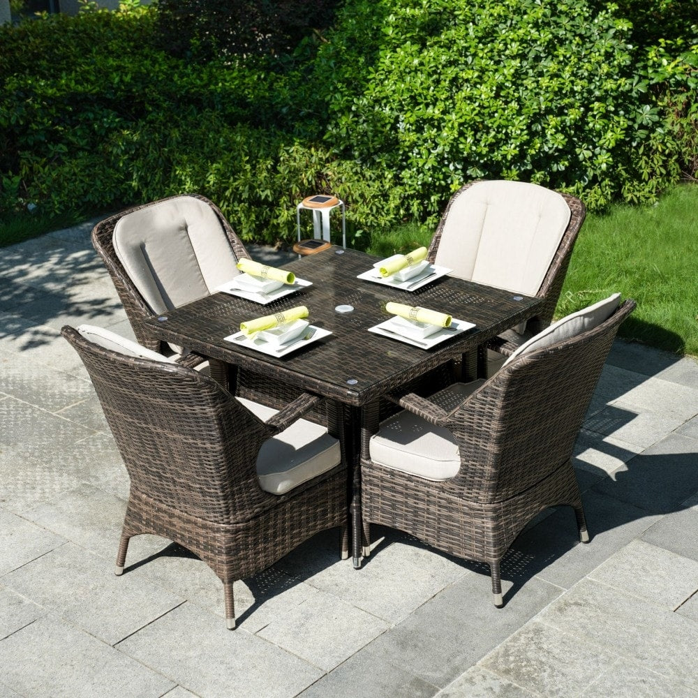Set da pranzo moderno da patio in alluminio e vimini da 5 pezzi con tavolo con piano in vetro quadrato e 4 sedie