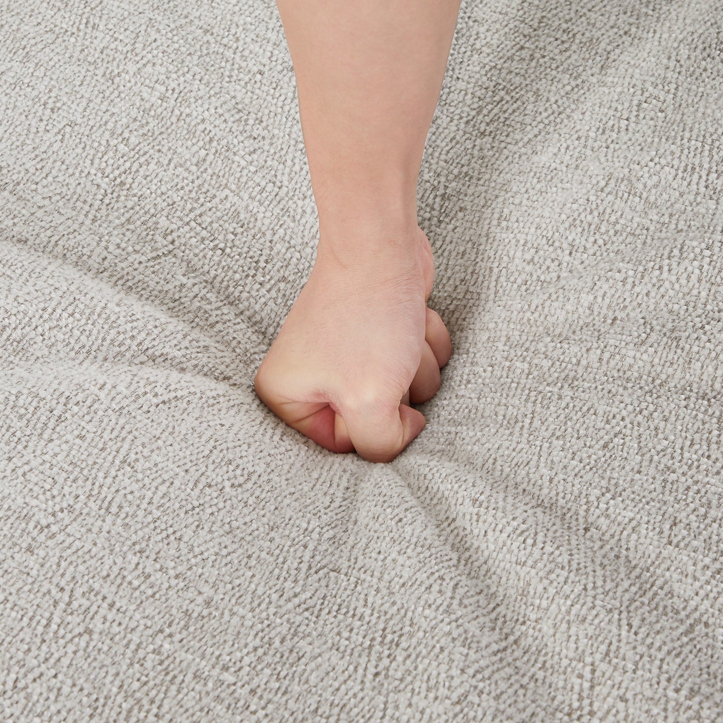 Divano letto moderno in tessuto ciniglia con finiture a borchie e cuscini lombari, divano con braccioli arrotolati