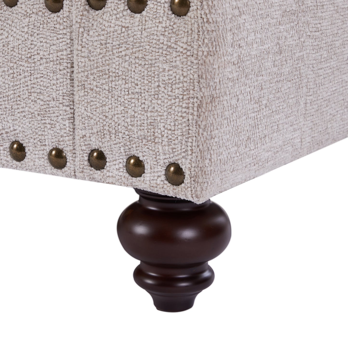 Divano letto moderno in tessuto ciniglia con finiture a borchie e cuscini lombari, divano con braccioli arrotolati