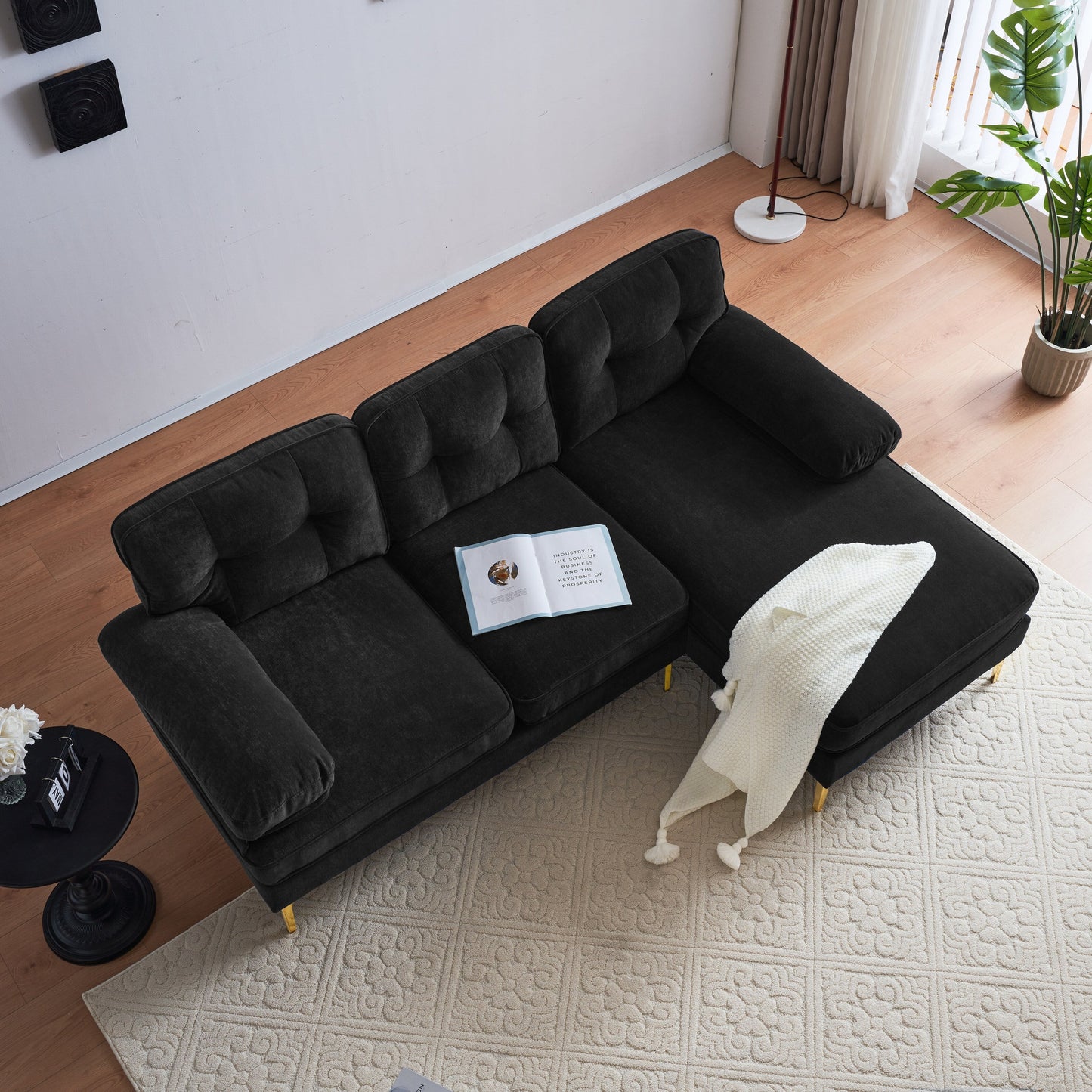 Divano componibile moderno a L in velluto con gambe in metallo e ampio schienale per soggiorno e camera da letto