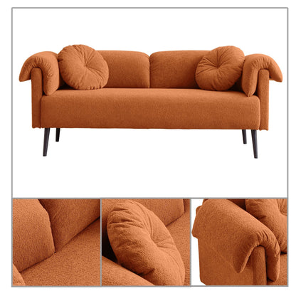 Divano moderno e minimalista con cuscini e braccioli imbottiti, gambe in metallo