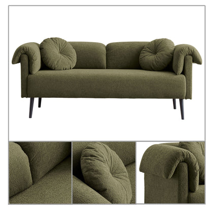 Divano moderno e minimalista con cuscini e braccioli imbottiti, gambe in metallo