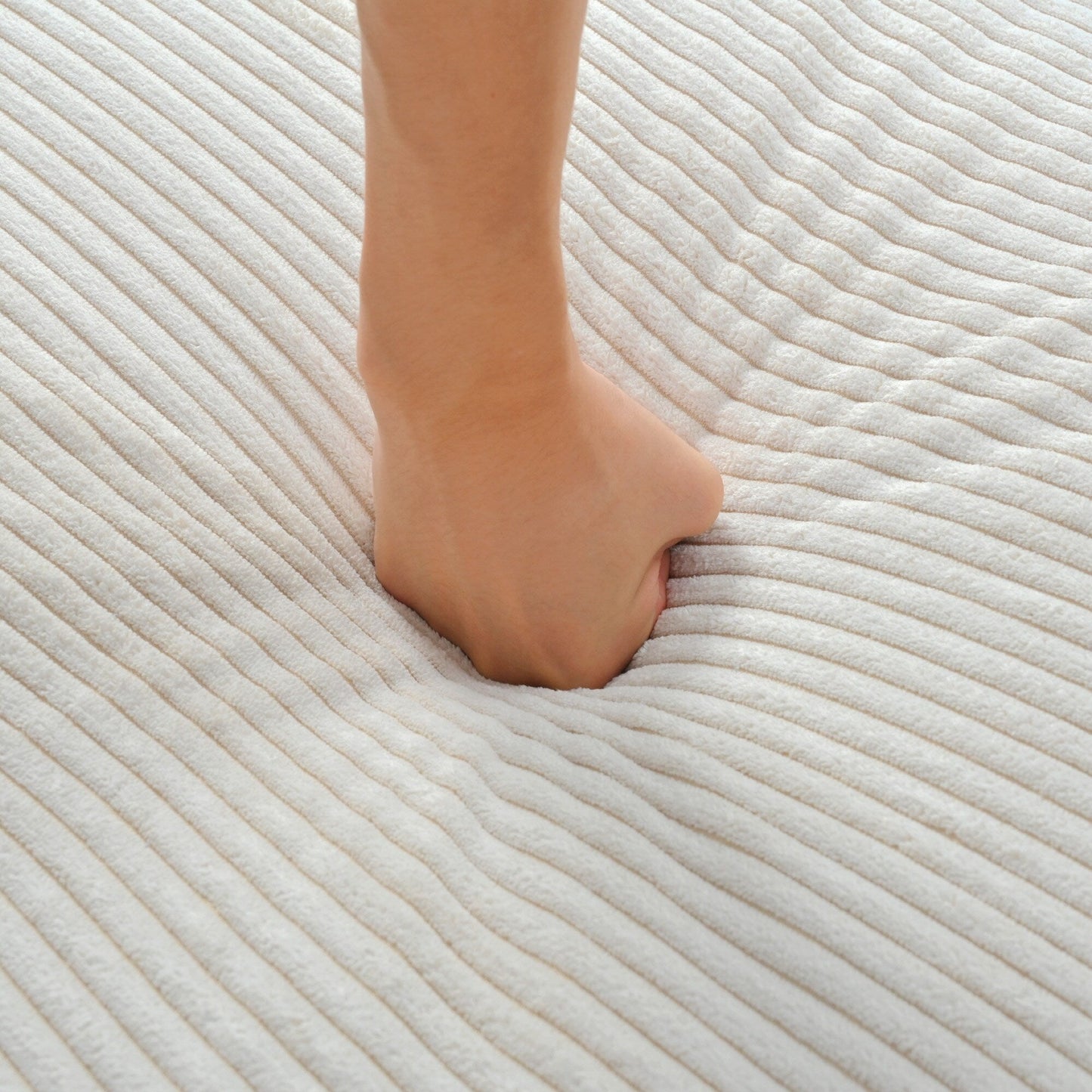 Divano componibile modulare a 6 posti in velluto a coste a forma di L con pouf e gambe in legno per soggiorno e ufficio