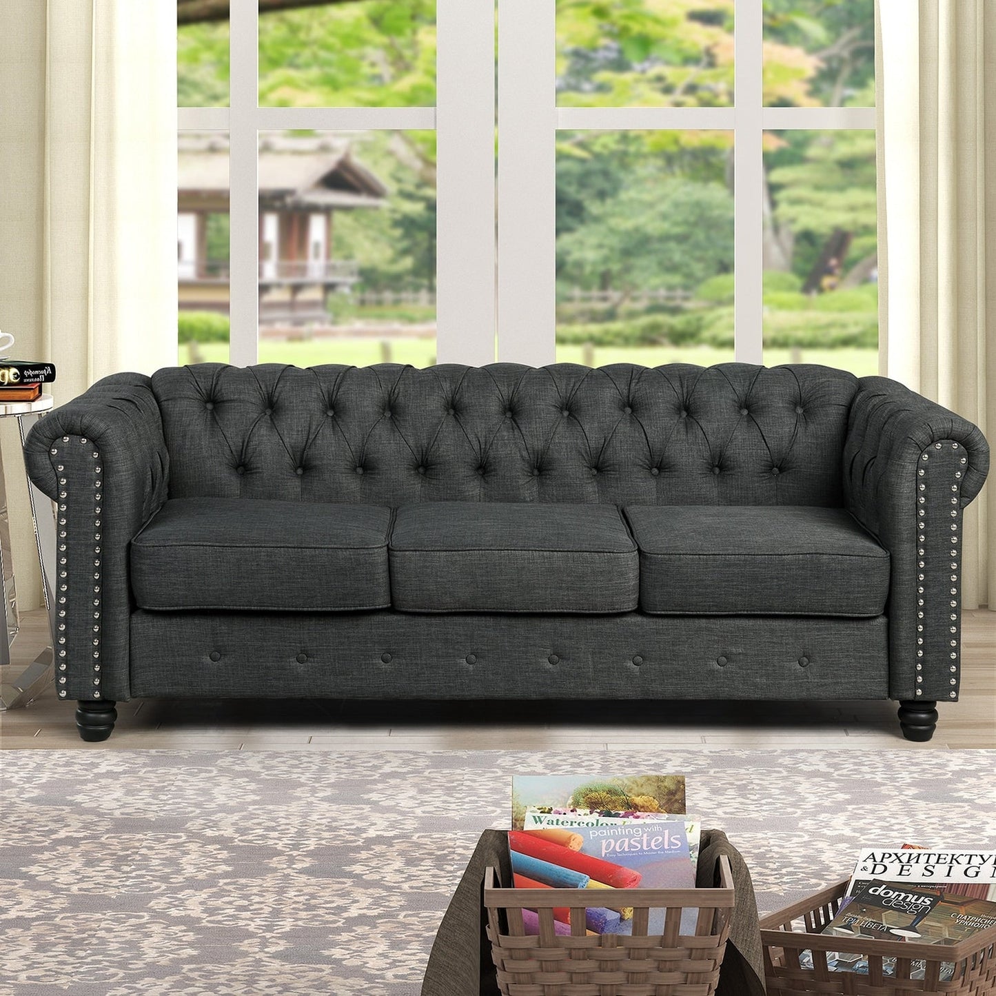 Divano Chesterfield Morden Fort Linen con bottoni trapuntati, borchie e gambe in legno massello per soggiorno
