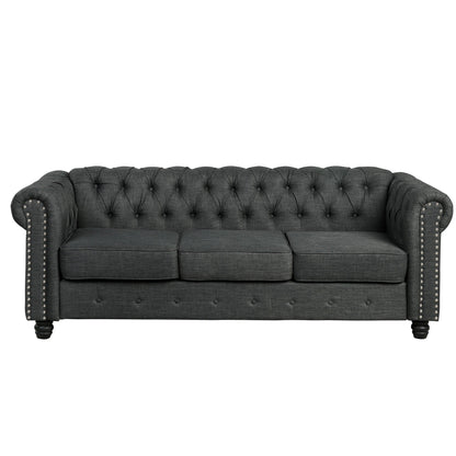 Divano Chesterfield Morden Fort Linen con bottoni trapuntati, borchie e gambe in legno massello per soggiorno