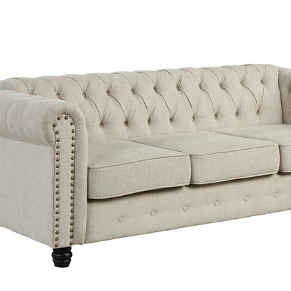 Divano Chesterfield Morden Fort Linen con bottoni trapuntati, borchie e gambe in legno massello per soggiorno