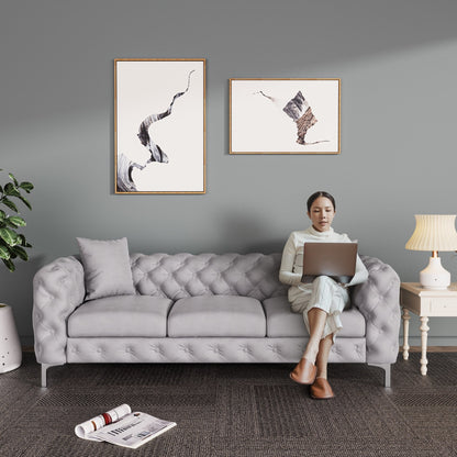 Divano moderno in velluto Morden Fort con bottoni trapuntati, struttura in legno massello e gambe in ferro