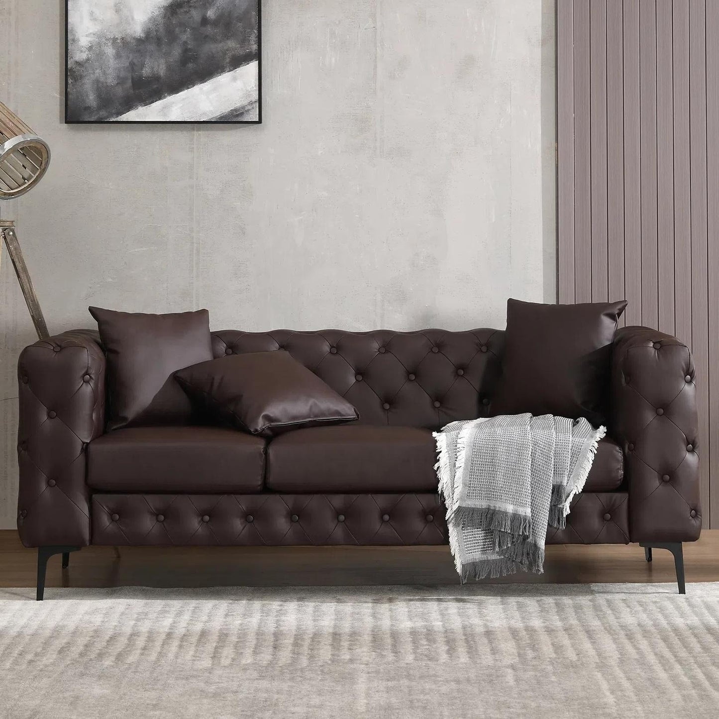 Divano moderno in velluto Morden Fort con bottoni trapuntati, struttura in legno massello e gambe in ferro