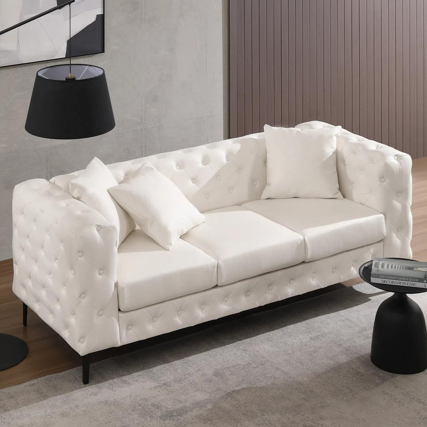 Divano moderno in velluto Morden Fort con bottoni trapuntati, struttura in legno massello e gambe in ferro