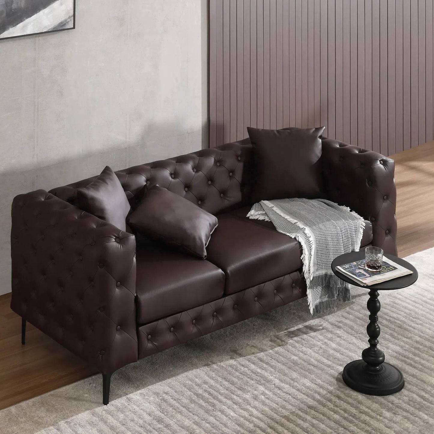 Divano moderno in velluto Morden Fort con bottoni trapuntati, struttura in legno massello e gambe in ferro