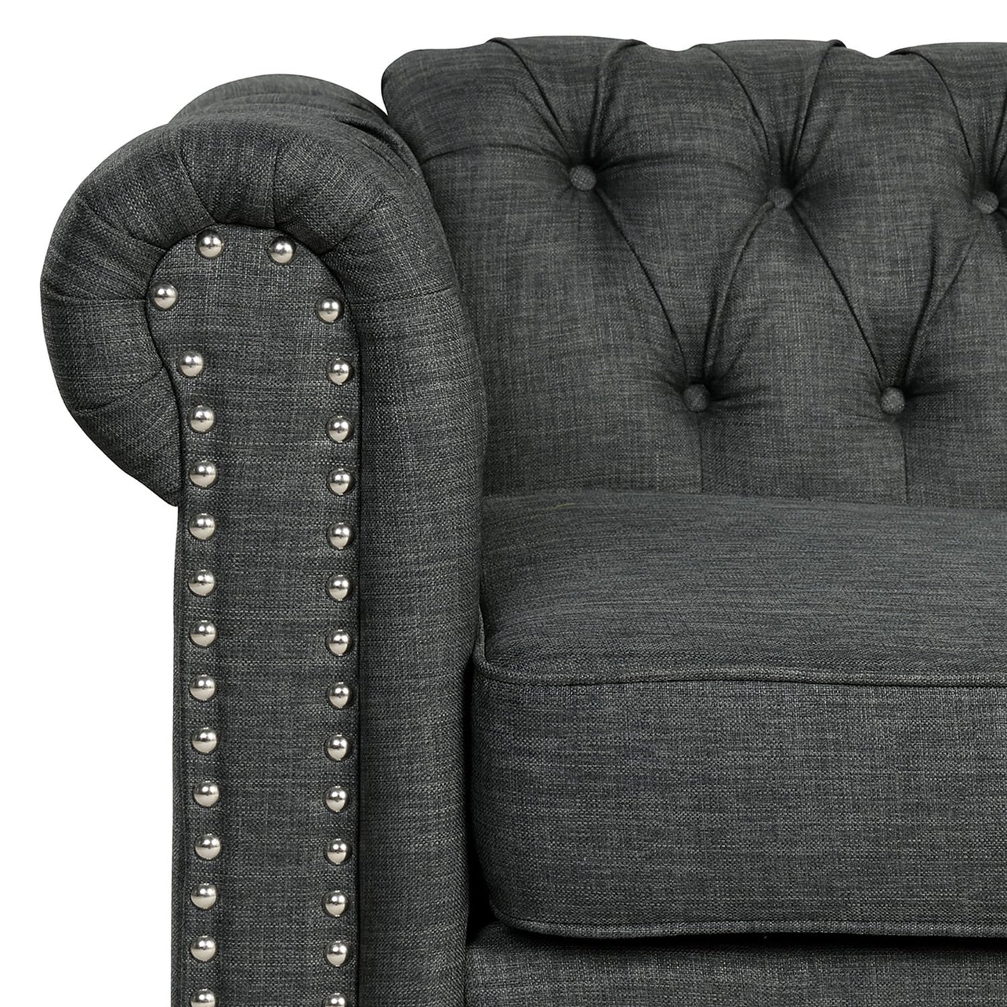 Divano Chesterfield Morden Fort Linen con bottoni trapuntati, borchie e gambe in legno massello per soggiorno
