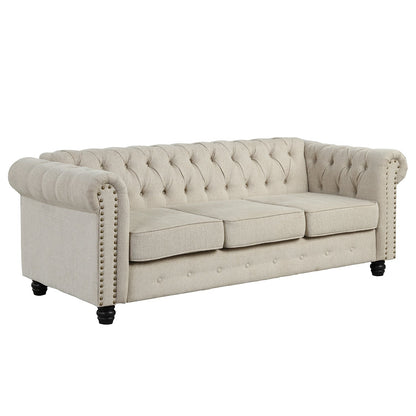 Divano Chesterfield Morden Fort Linen con bottoni trapuntati, borchie e gambe in legno massello per soggiorno