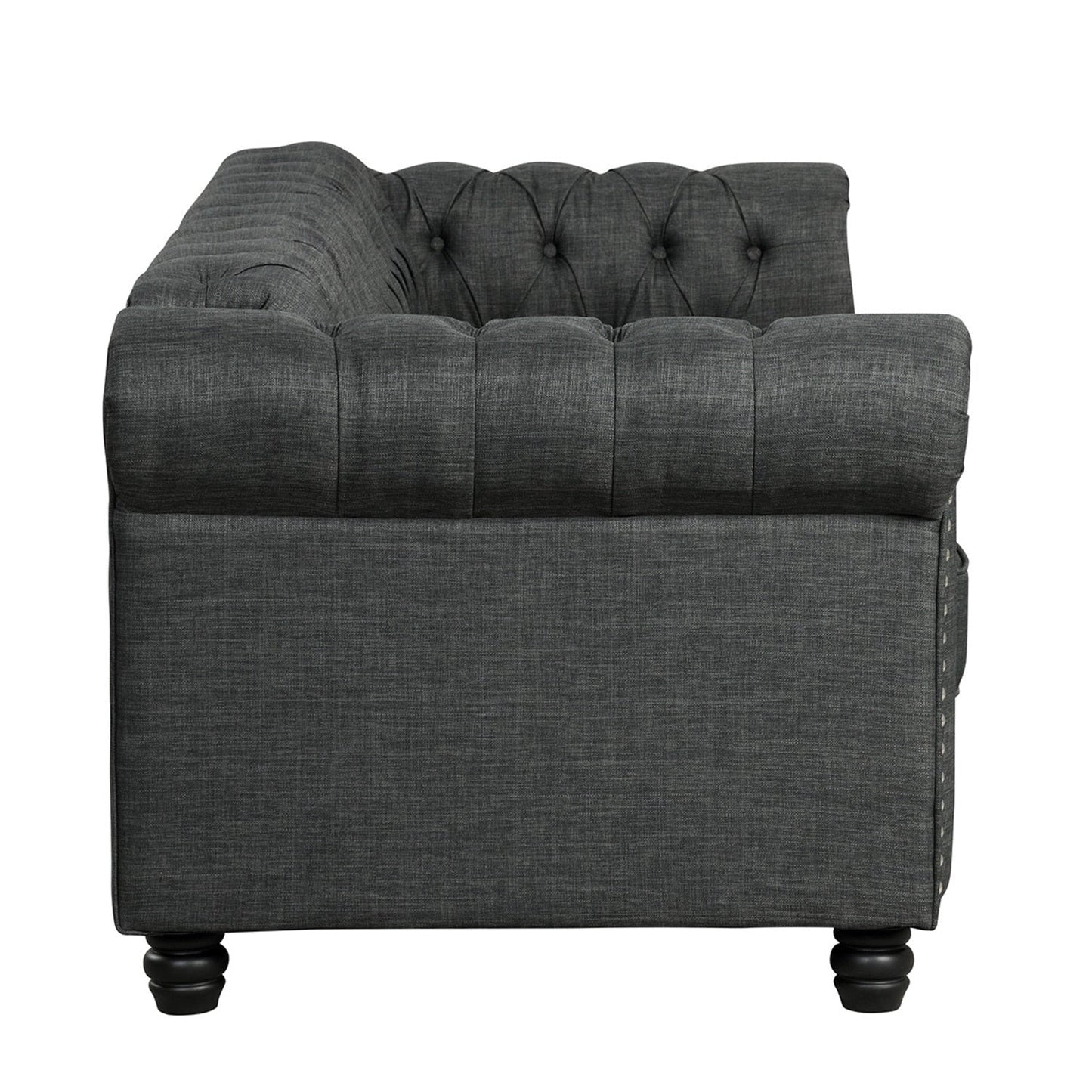 Divano Chesterfield Morden Fort Linen con bottoni trapuntati, borchie e gambe in legno massello per soggiorno