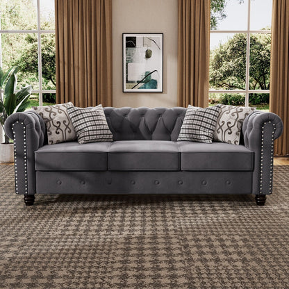 Divano Chesterfield imbottito in velluto Morden Fort con borchie e gambe solide per soggiorno