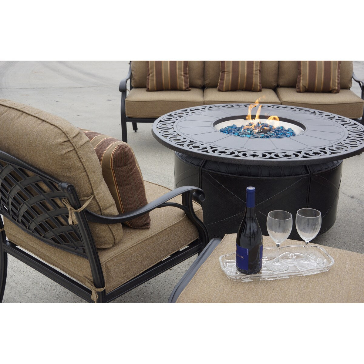 Set di 5 posti a sedere profondi per braciere a propano da patio Nassau con cuscini e tavolo da conversazione per braciere rotondo da 47'' e vetro per fuoco