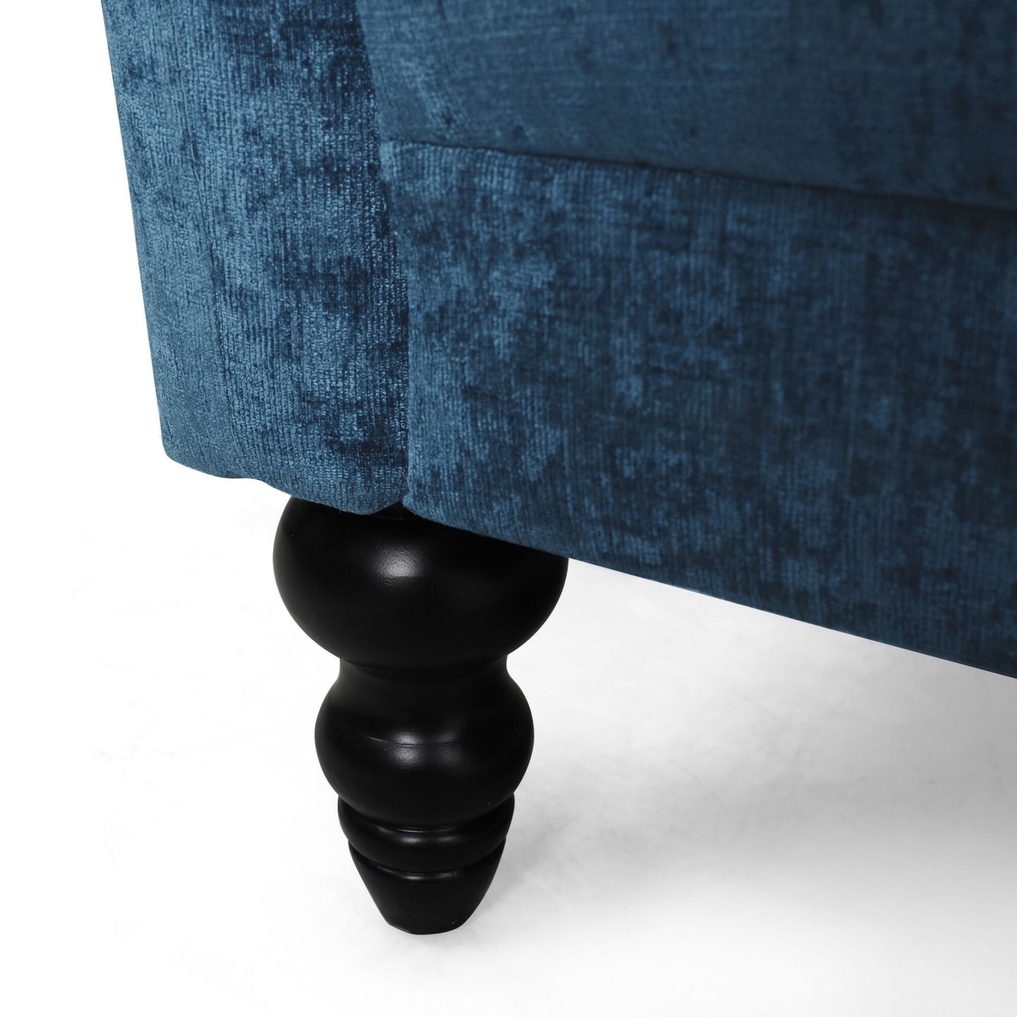 Divano a due posti in velluto blu navy 75 con braccioli svasati, seduta profonda e gambe in legno per soggiorno