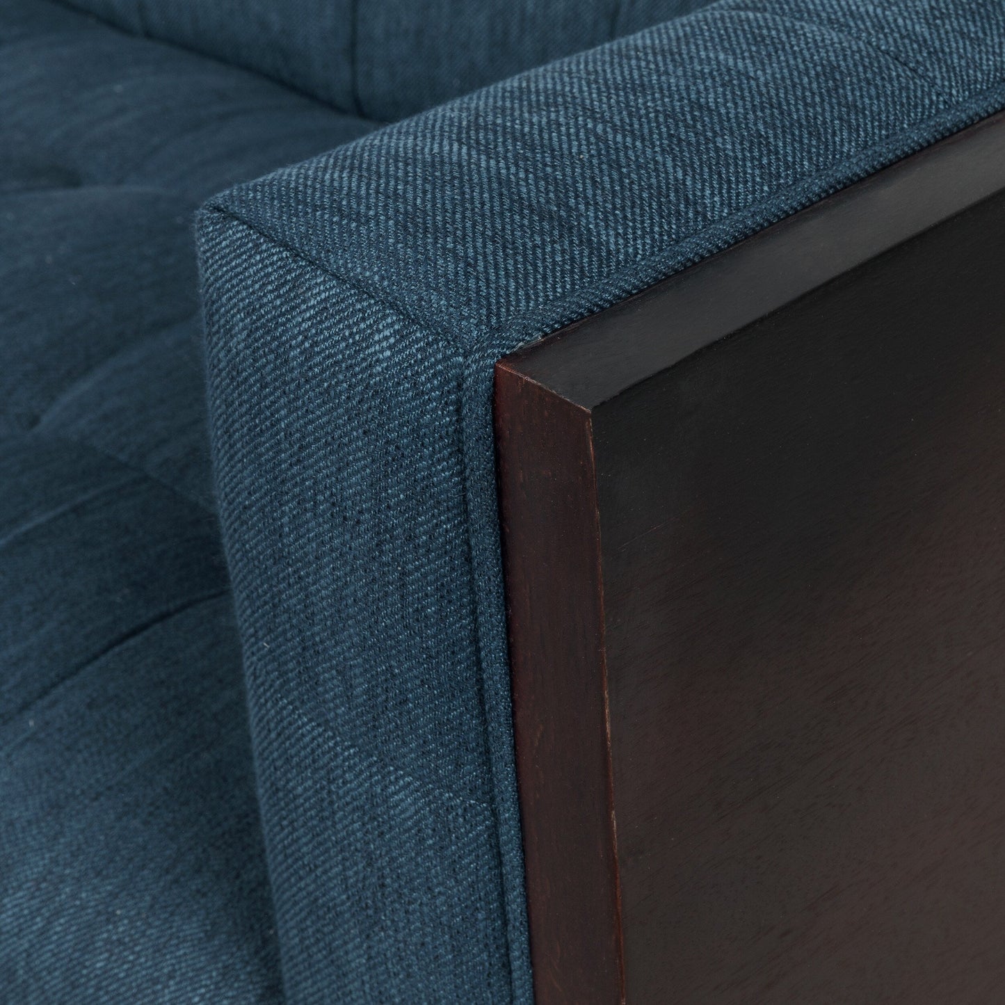 Divano a 3 posti con bottoni blu navy e gambe in legno