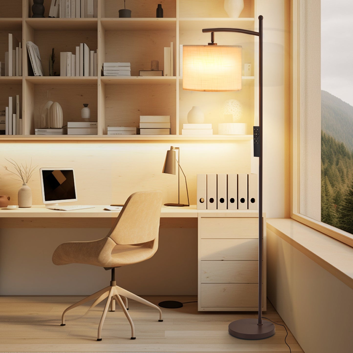 Lampada da terra ad arco Netin 66 con telecomando e paralume girevole