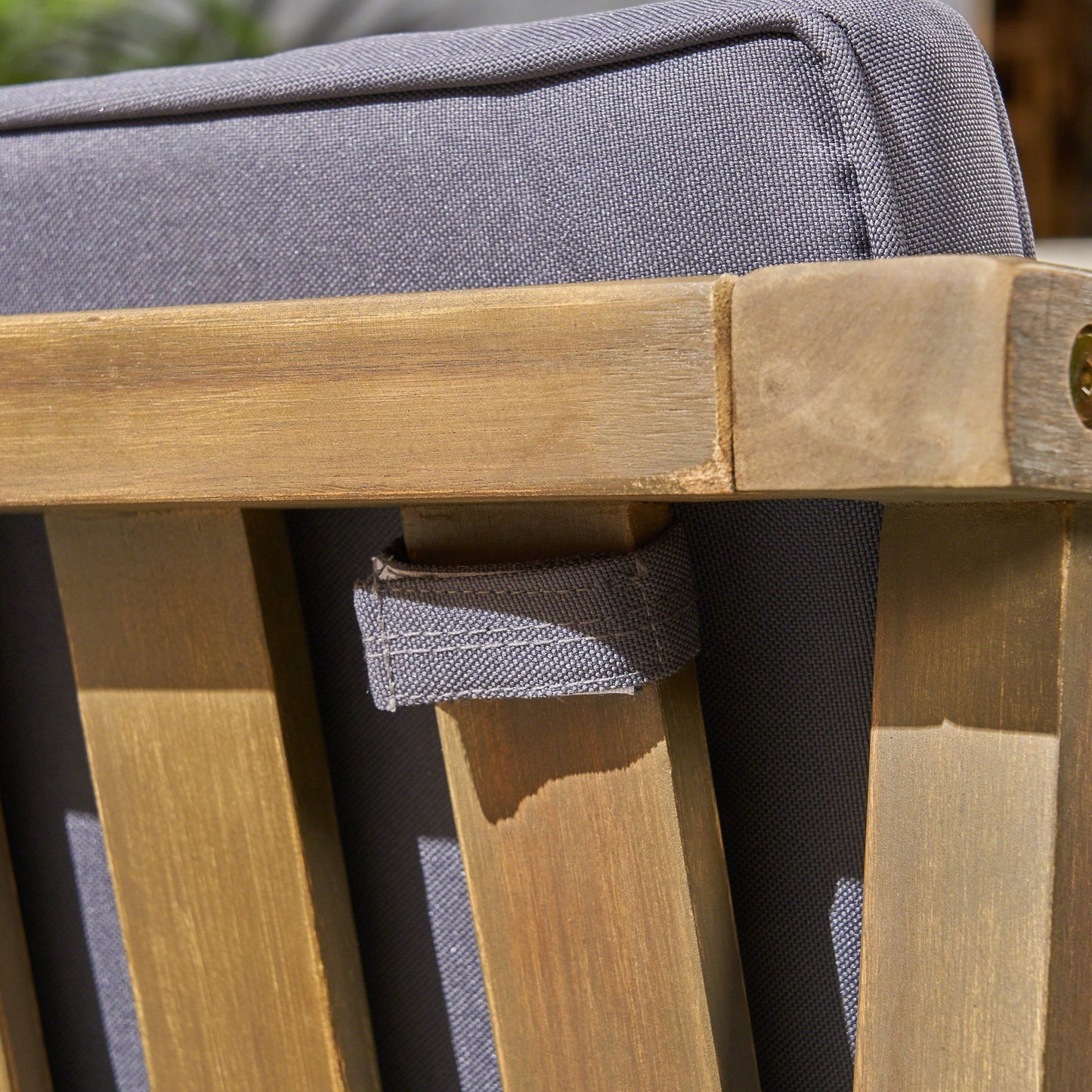 Sedie da esterno in legno di acacia con cuscini Newbury (set da 2) di Christopher Knight Home