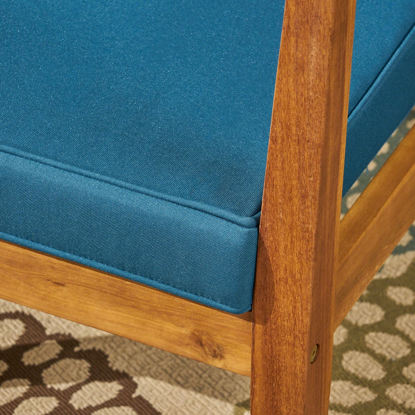 Sedie da esterno in legno di acacia con cuscini Newbury (set da 2) di Christopher Knight Home