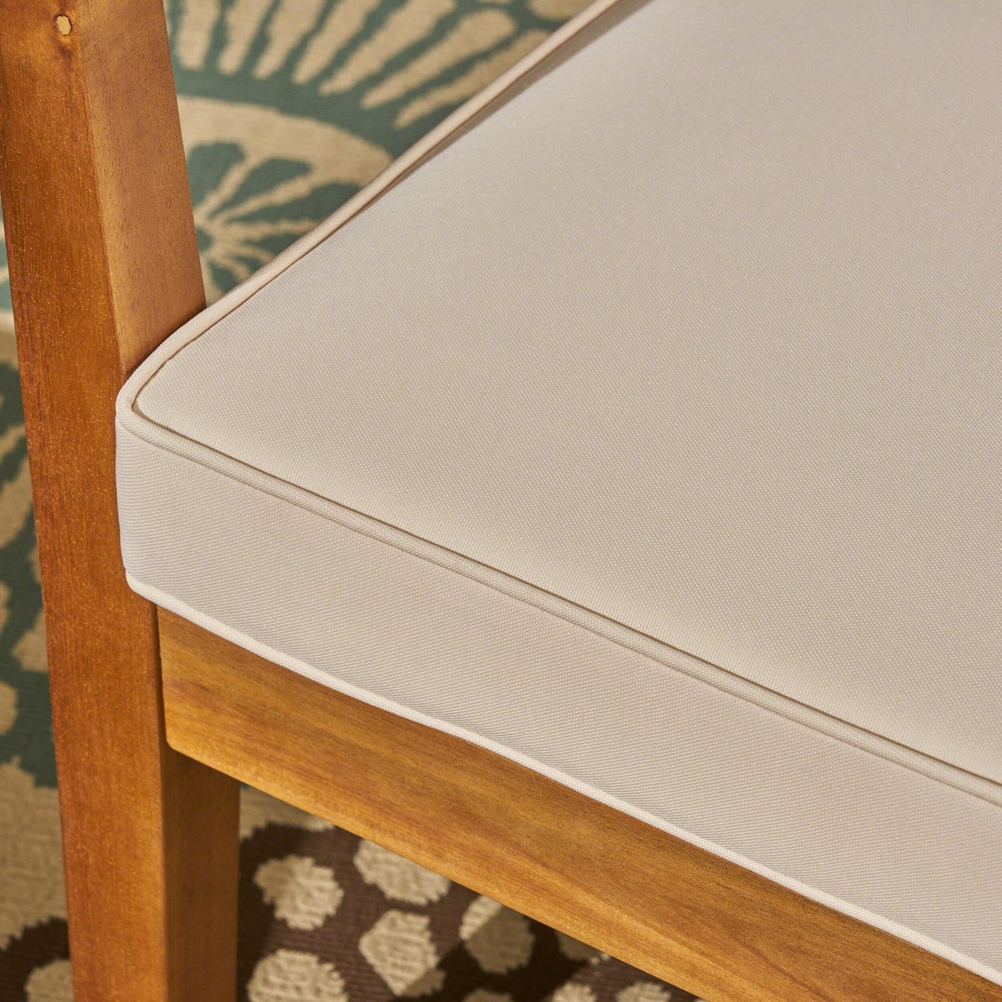 Sedie da esterno in legno di acacia con cuscini Newbury (set da 2) di Christopher Knight Home